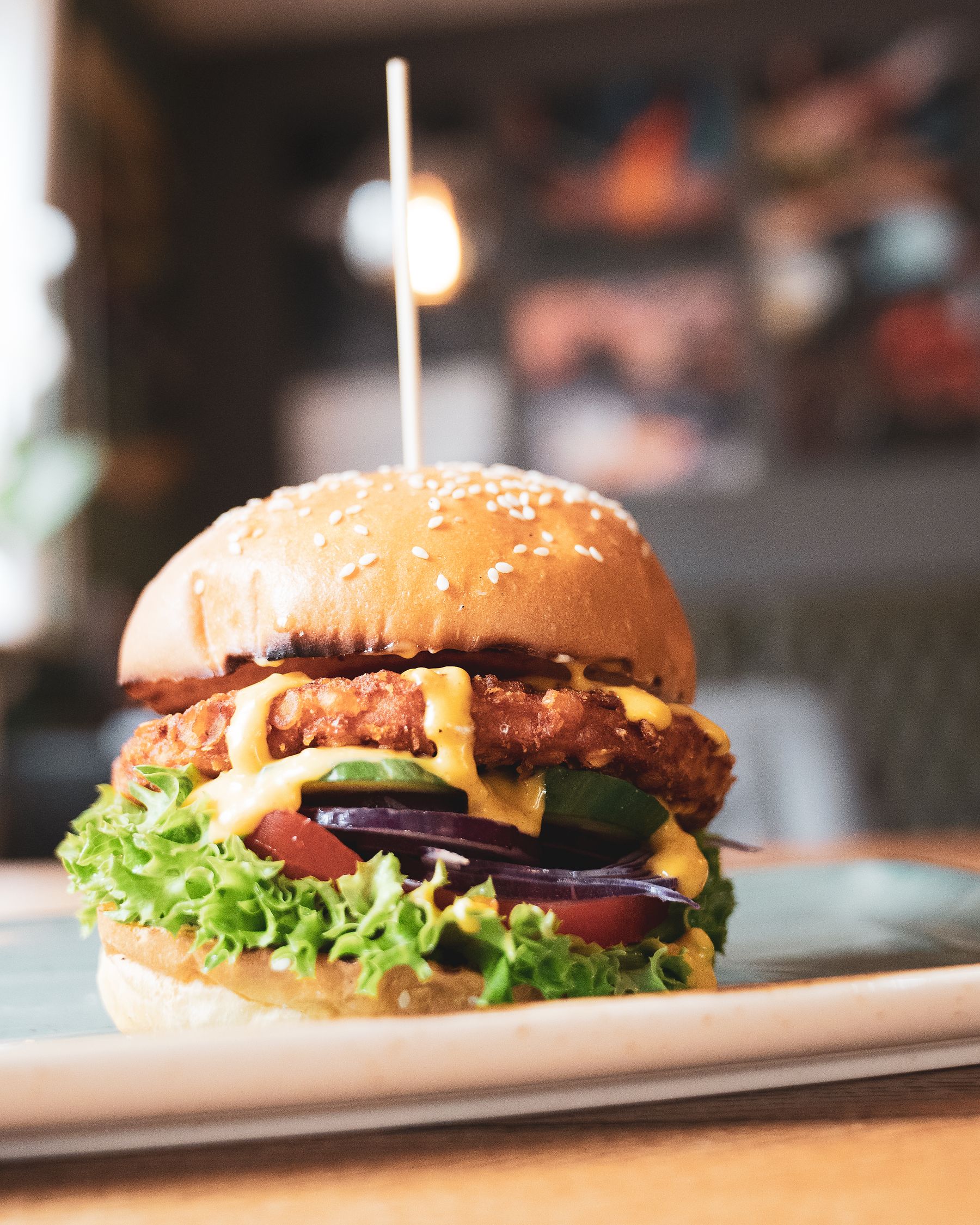 Crispy Chicken Burger mit knusprig paniertem Hähnchenfleisch und Sweet-Chili-Sauce
